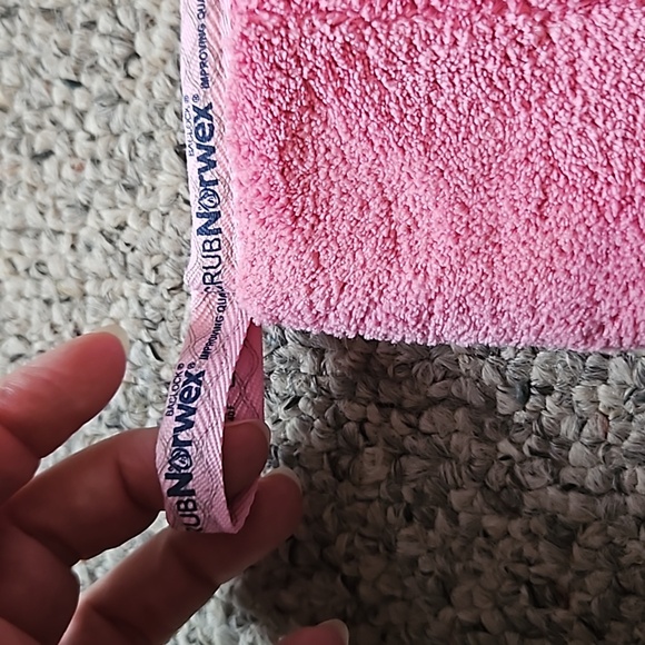 Norwex Pink Bathroom Scrub Mitt - Picture 2 of 10
